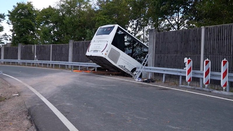 Ein Bus durchbrach auf der A93-Abfahrt Weiden-Frauenricht eine Lärmschutzwand. | Bild: NEWS5 Ein Bus durchbrach auf der A93-Abfahrt Weiden-Frauenricht eine Lärmschutzwand.