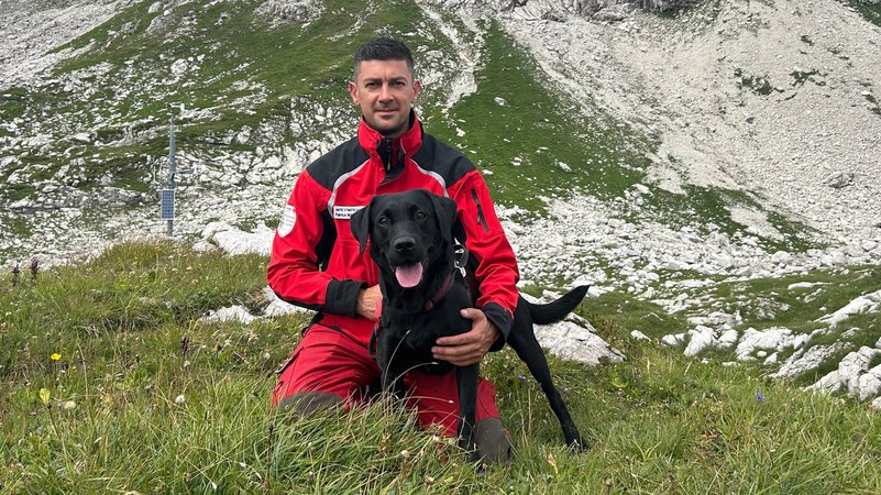 Rettungshundeführer Patrick Marcelino mit seinem Hund Joker. | Bild: BR/Viktoria Wagensommer Rettungshundeführer Patrick Marcelino mit seinem Hund Joker.