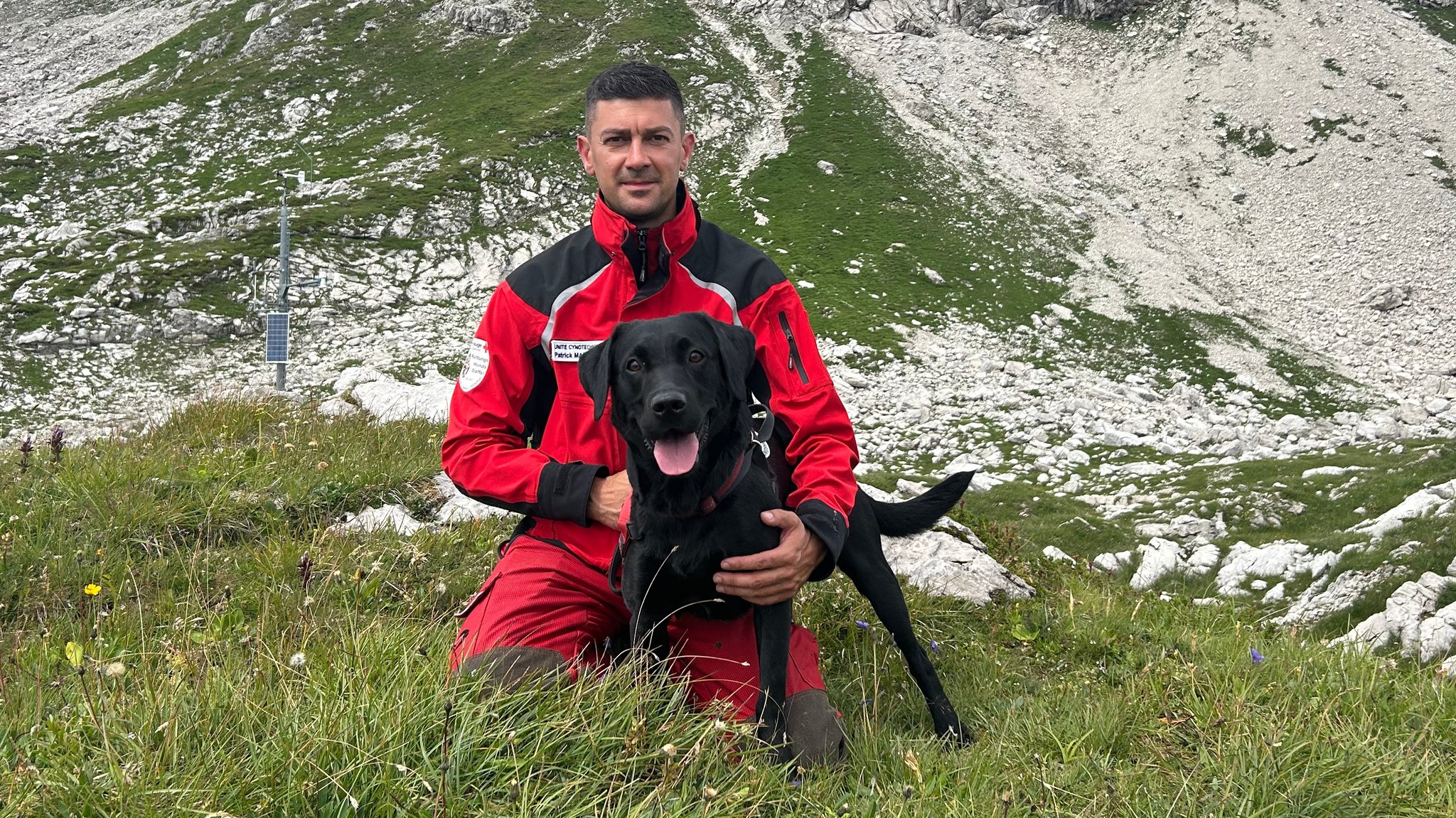 Rettungshundeführer Patrick Marcelino mit seinem Hund Joker.