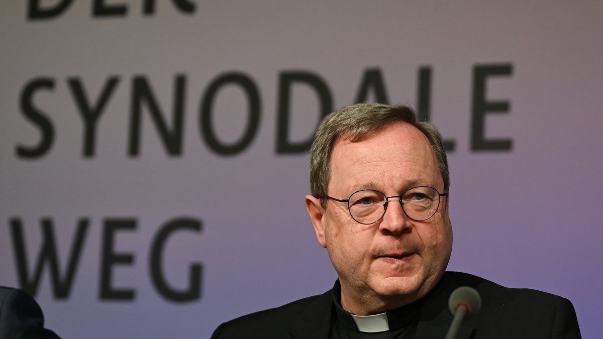 Georg Bätzing, Bischof von Limburg und Vorsitzender der Deutschen Bischofskonferenz, vor Beginn der Synodalversammlung im März bei einer Pressekonferenz. 