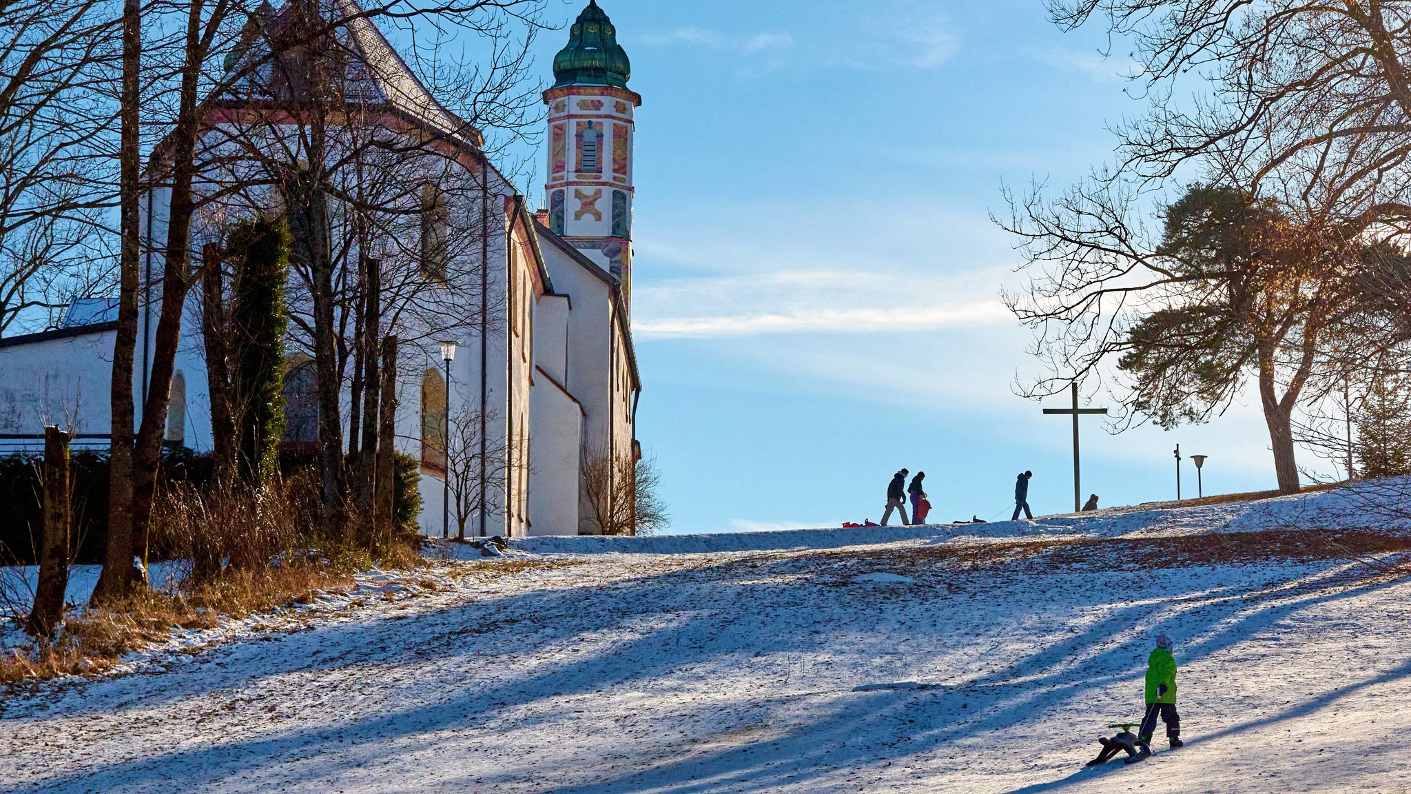 Symbolbild: Im Süden Bayerns sind die Menschen sehr zufrieden.  | Bild: picture alliance / SZ Photo | Manfred Neubauer Symbolbild: Im Süden Bayerns sind die Menschen sehr zufrieden.