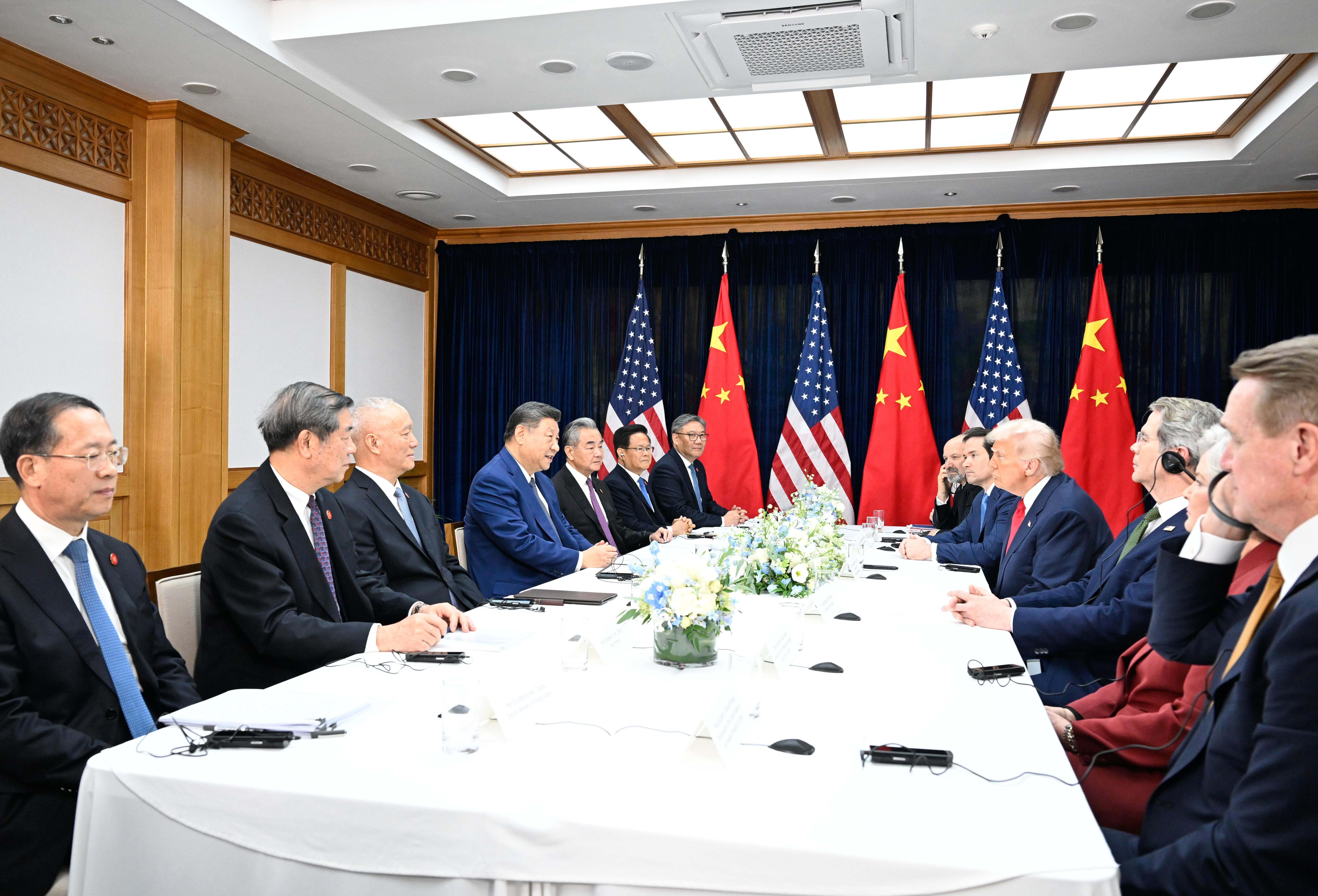US-Präsident Trump und der chinesische Staats- und Parteichef Xi Jinping sind am Rande des APEC- Wirtschaftsgipfels in Südkorea zu einem Gespräch zusammengekommen.
