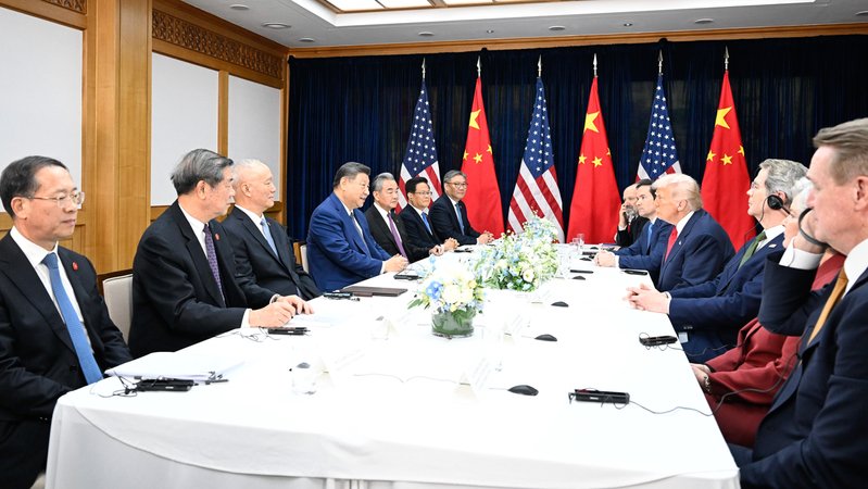 US-Präsident Trump und der chinesische Staats- und Parteichef Xi Jinping sind am Rande des APEC- Wirtschaftsgipfels in Südkorea zu einem Gespräch zusammengekommen. | Bild: picture alliance / Xinhua News Agency | Shen Hong US-Präsident Trump und der chinesische Staats- und Parteichef Xi Jinping sind am Rande des APEC- Wirtschaftsgipfels in Südkorea zu einem Gespräch zusammengekommen.