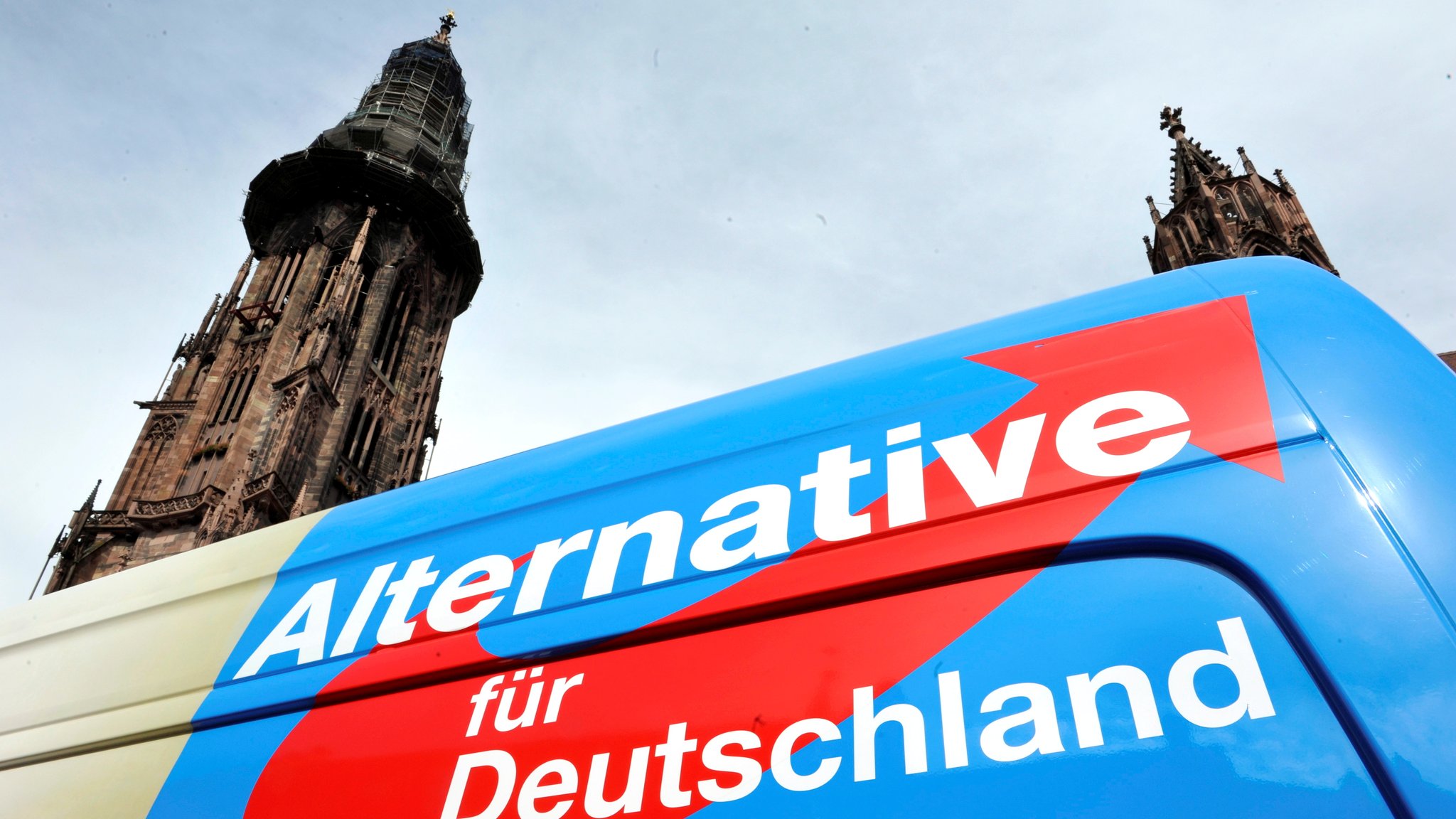 AfD-Plakat mit einer Kirche im Hintergrund.