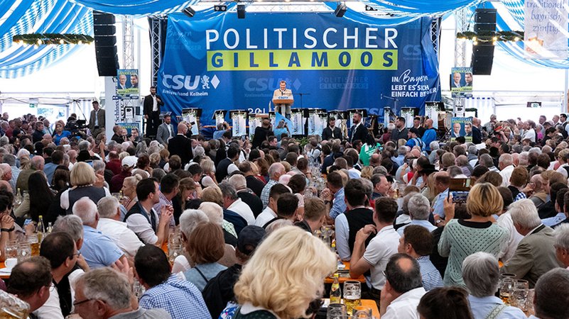 üster begann der politische Frühschoppen beim Gillamoos - mit Regen, Blitz und Donner. Das Grollen passte zu den Wahlergebnissen vom Vortag in Sachsen und Thüringen, die vor allem bei den etablierten Parteien einen Kater hinterlassen haben dürften. | Bild: Bayerischer Rundfunk 2024 üster begann der politische Frühschoppen beim Gillamoos - mit Regen, Blitz und Donner. Das Grollen passte zu den Wahlergebnissen vom Vortag in Sachsen und Thüringen, die vor allem bei den etablierten Parteien einen Kater hinterlassen haben dürften.