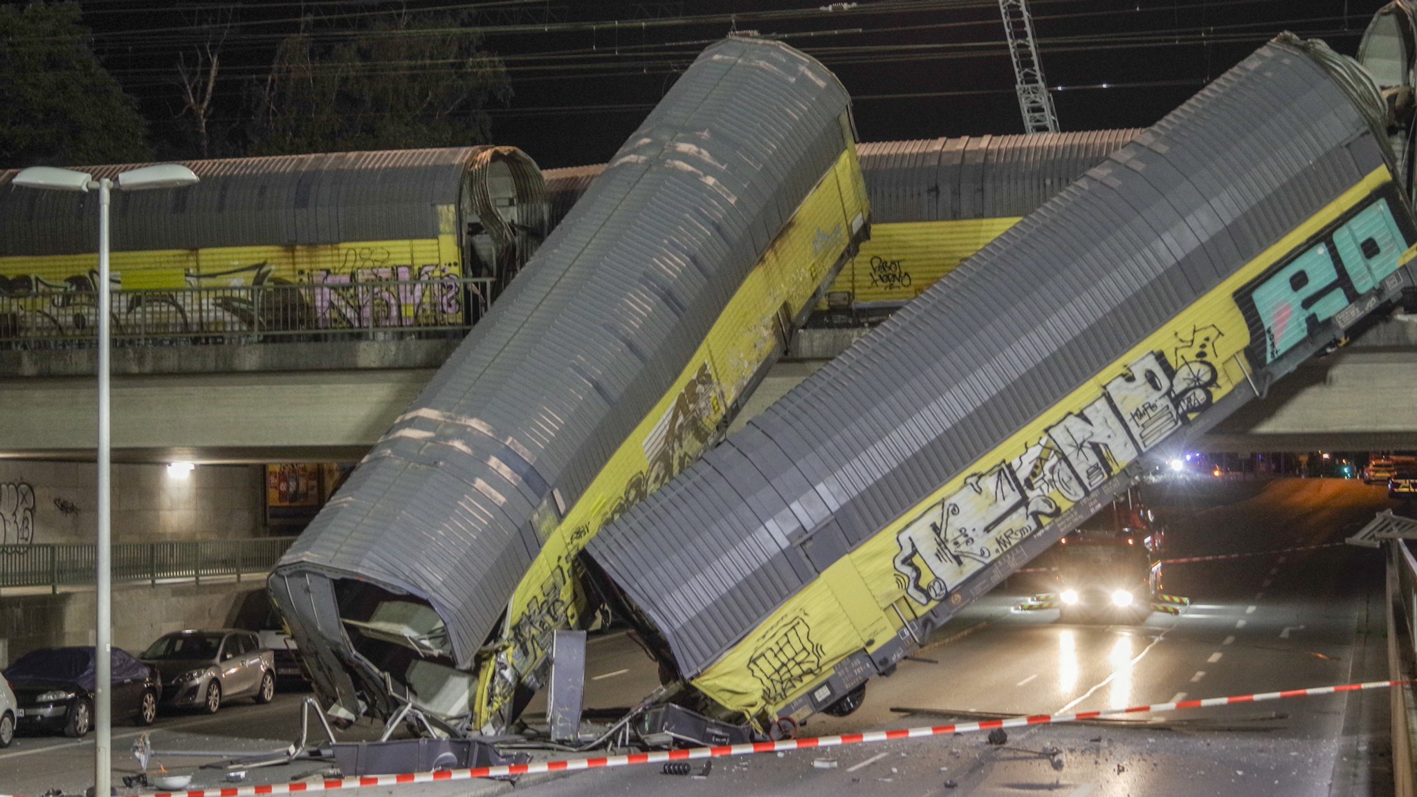 Bei dem Zusammenstoß zweier Güterzüge stürzen zwei entgleiste Waggons auf die Schleißheimer Straße.