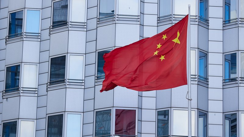 Fahne vor Chinas Botschaft in Berlin