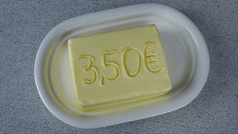 Ein Stück Butter mit eingeritztem Butterpreis - seit Monaten steigen die Preise. | Bild: dpa/pa/ZB/Sascha Steinach Ein Stück Butter mit eingeritztem Butterpreis - seit Monaten steigen die Preise.