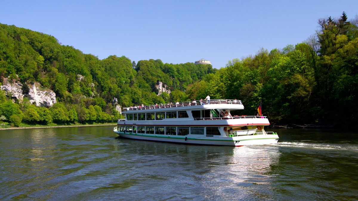 Donaudurchbruch mit Ausflugsdampfer. Der LBV kritisiert u.a. die genehmigte Anzahl der Schifffahrten und die Geschwindigkeiten von Motorbooten.