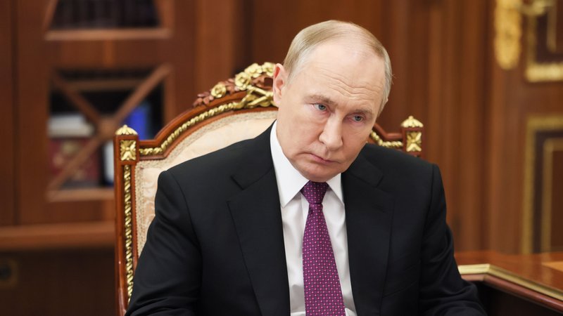 Am 14. November bei einer Besprechung mit einem russischen Parteichef | Bild: Wjatscheslaw Prokofjew/Picture Alliance Am 14. November bei einer Besprechung mit einem russischen Parteichef