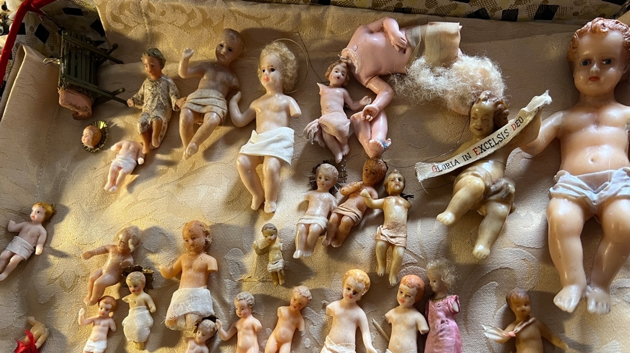 In Rosi Bauers "Himmels-Werkstatt" warten kaputte Christkindl darauf, restauriert zu werden - um dann im Museum groß rauszukommen. 