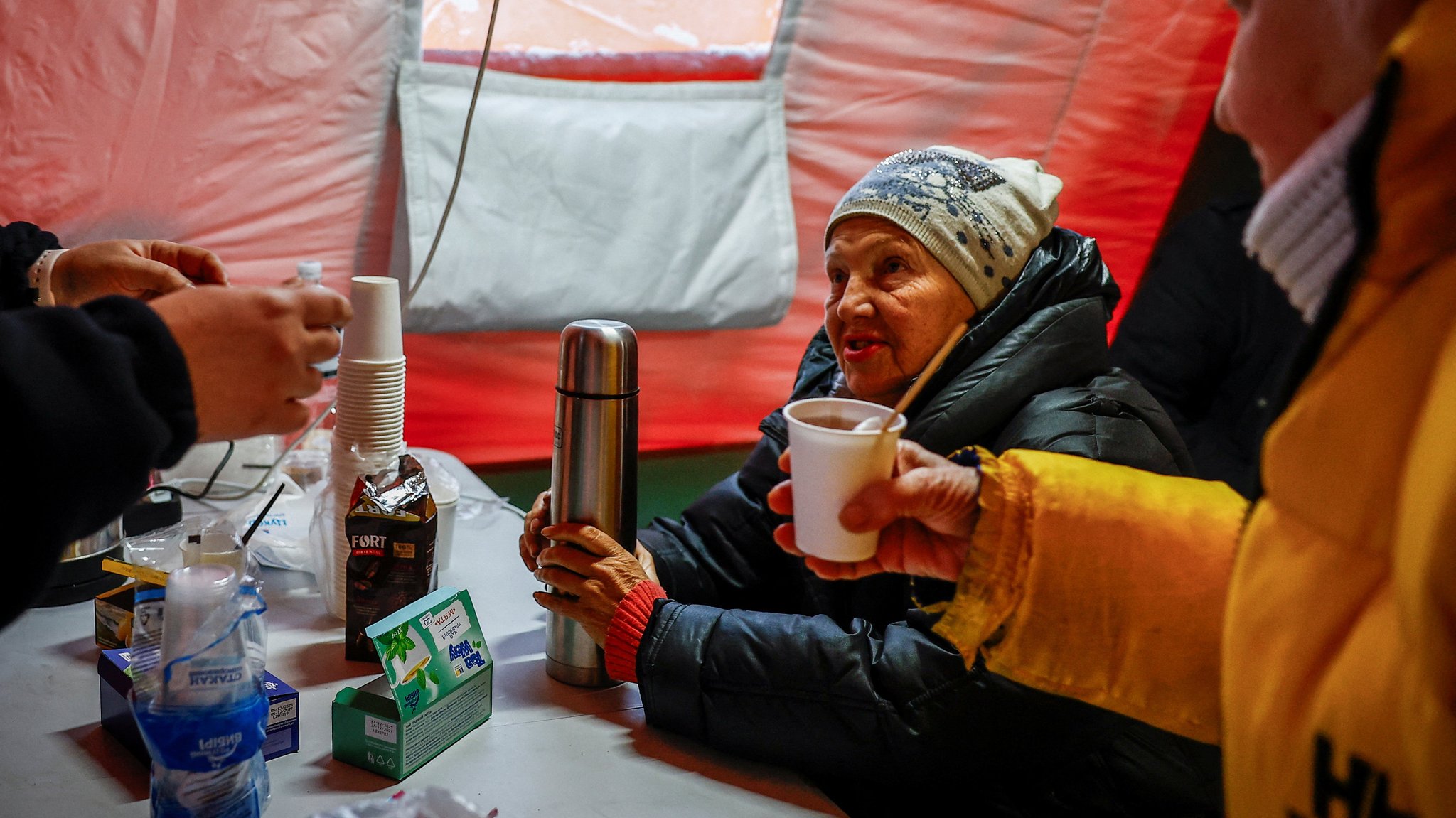 Menschen wärmen sich in Kiew in Zelten auf 