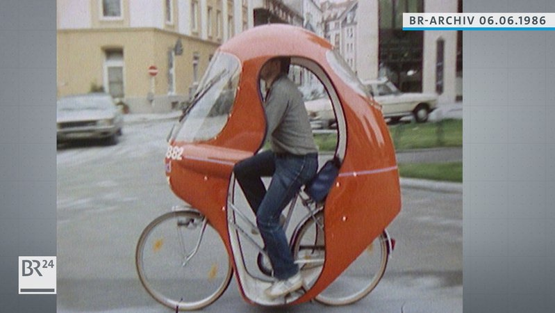 Fahrradkurier in einem Allwetter-Fahrrad mit roter Kabine