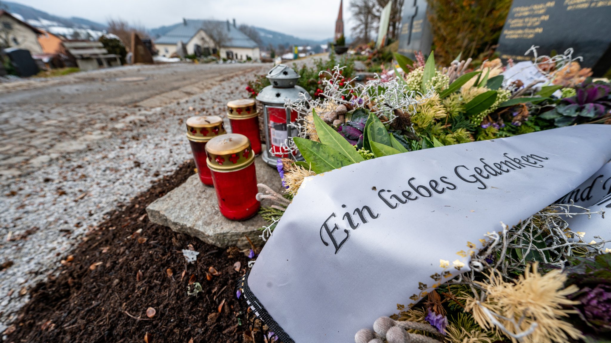  "Ein liebes Gedenken" steht auf dem Gebinde vom Trauerkranz auf einem Friedhof. Die Zahlen der gemeldeten Corona-Neuinfektionen und Todesfälle in Deutschland binnen eines Tages haben einen neuen Höchststand erreicht. Der Landkreis Regen ist weiterhin Corona-Hotspot. | Aktuell