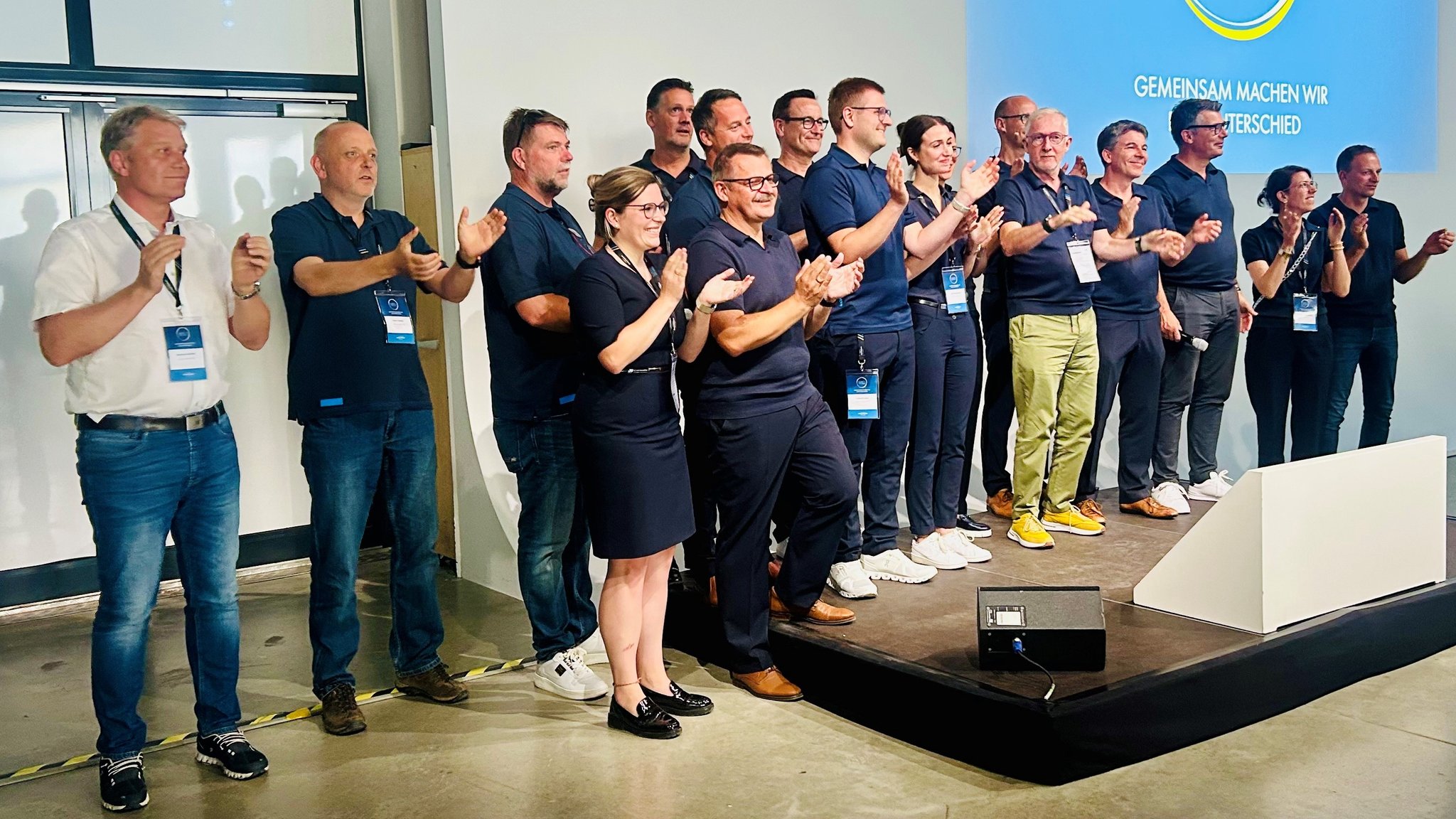 Die Vorstandschaft von Knaus Tabbert klatscht auf der Jahrespressekonferenz zum Song "Don't Stop" von Fleetwood Mac.