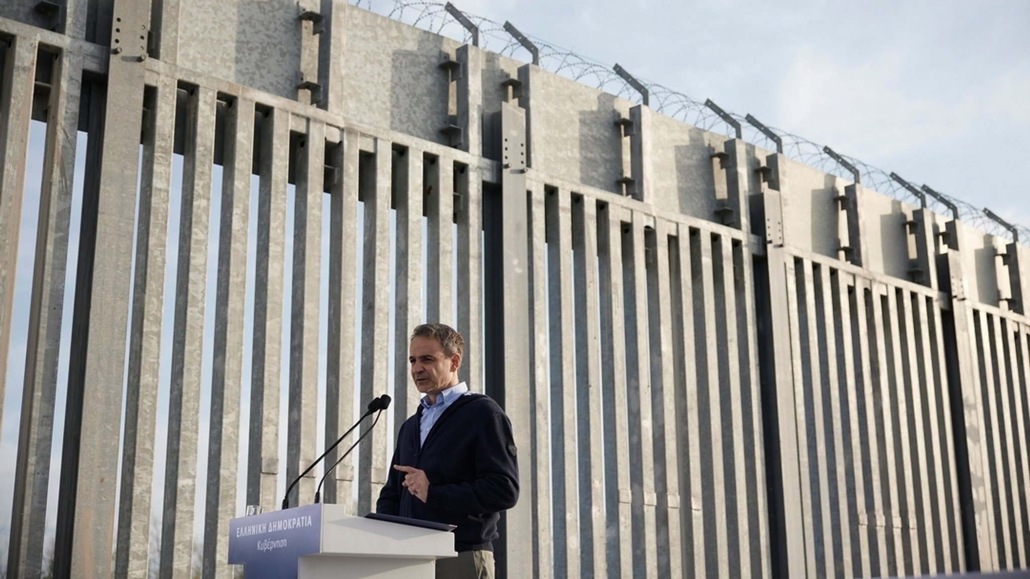 Kyriakos Mitsotakis hält eine Rede an einem Grenzzaun in der Nähe der Stadt Feres am Fluss Evros.