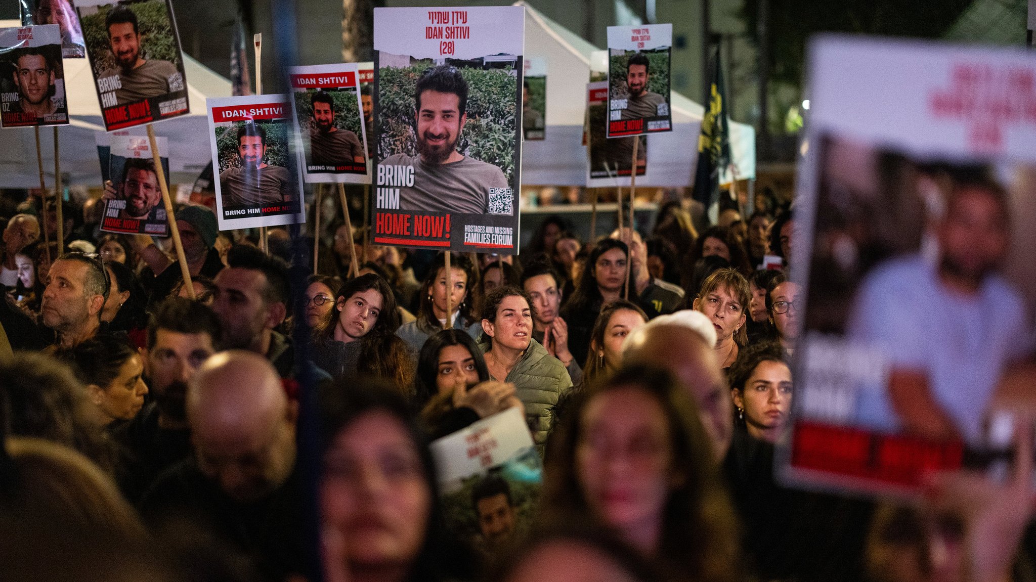 13.01.2024, Israel, Tel Aviv: Israelis blockieren eine Hauptstraße, während Demonstranten die Freilassung der Geiseln fordern.