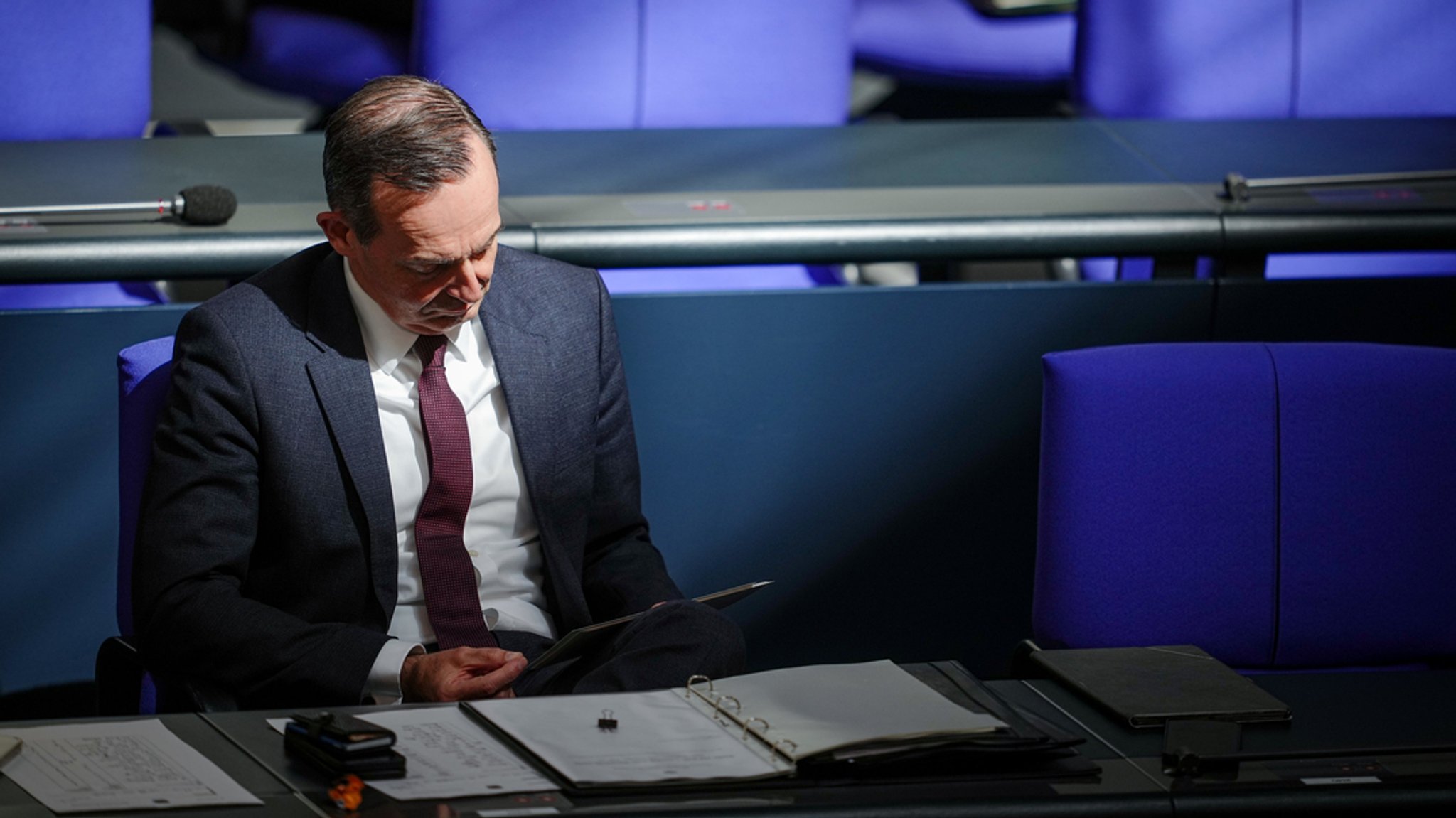 Volker Wissing (FDP), Bundesminister für Verkehr und Digitales, sitzt im Bundestag.