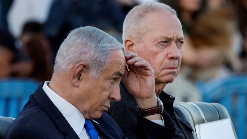 Archivbild: Netanjahu (l.) und Gallant | Bild: REUTERS/Amir Cohen/File Photo Archivbild: Netanjahu (l.) und Gallant