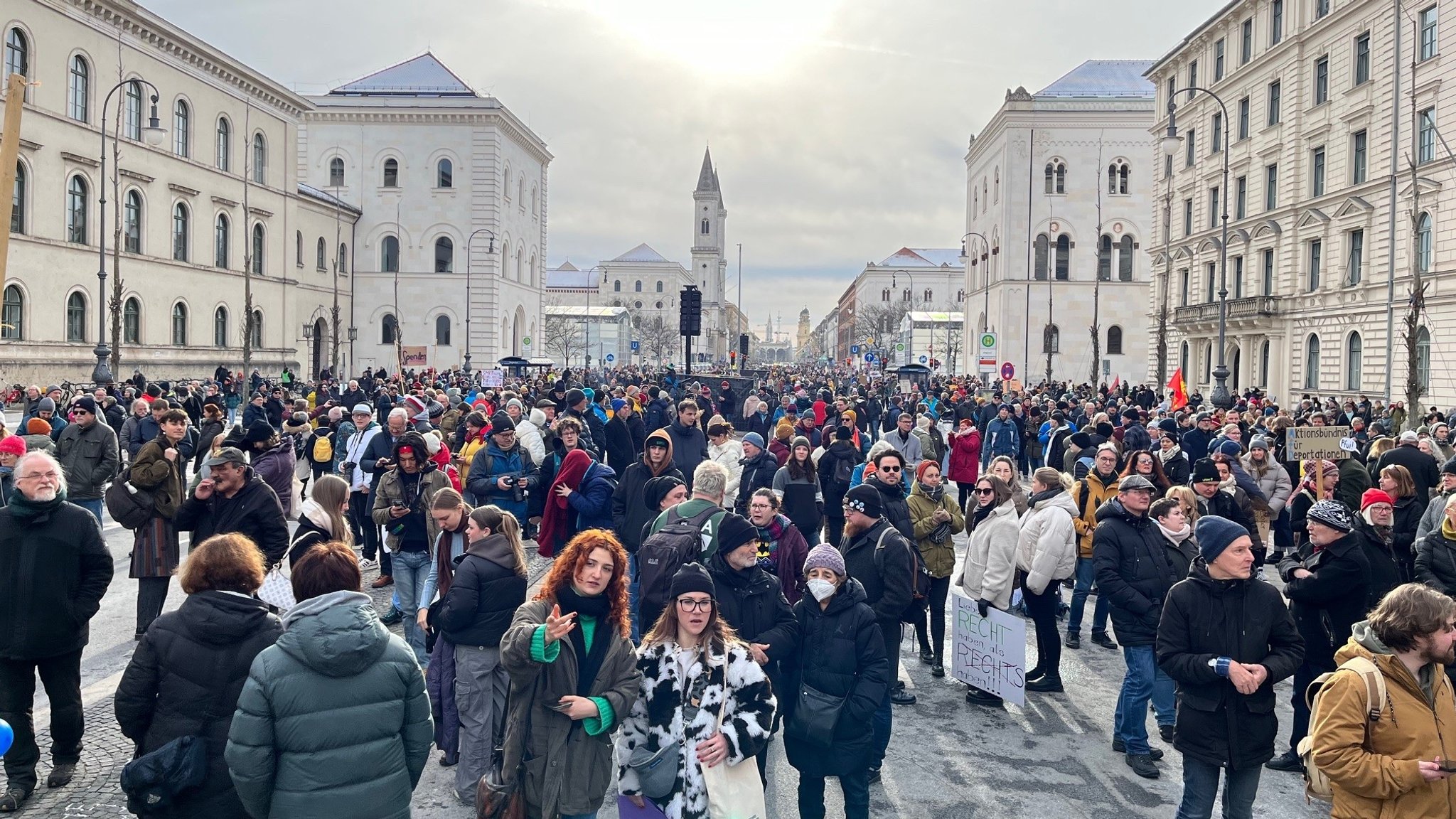 Demonstranten am Sonntag auf der Münchner Leopoldstraße