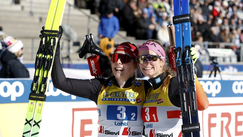 Laura Gimmler und Coletta Rydzek jubeln | Bild: picture alliance/dpa/Lehtikuva | Pepe Korteniemi Laura Gimmler und Coletta Rydzek jubeln