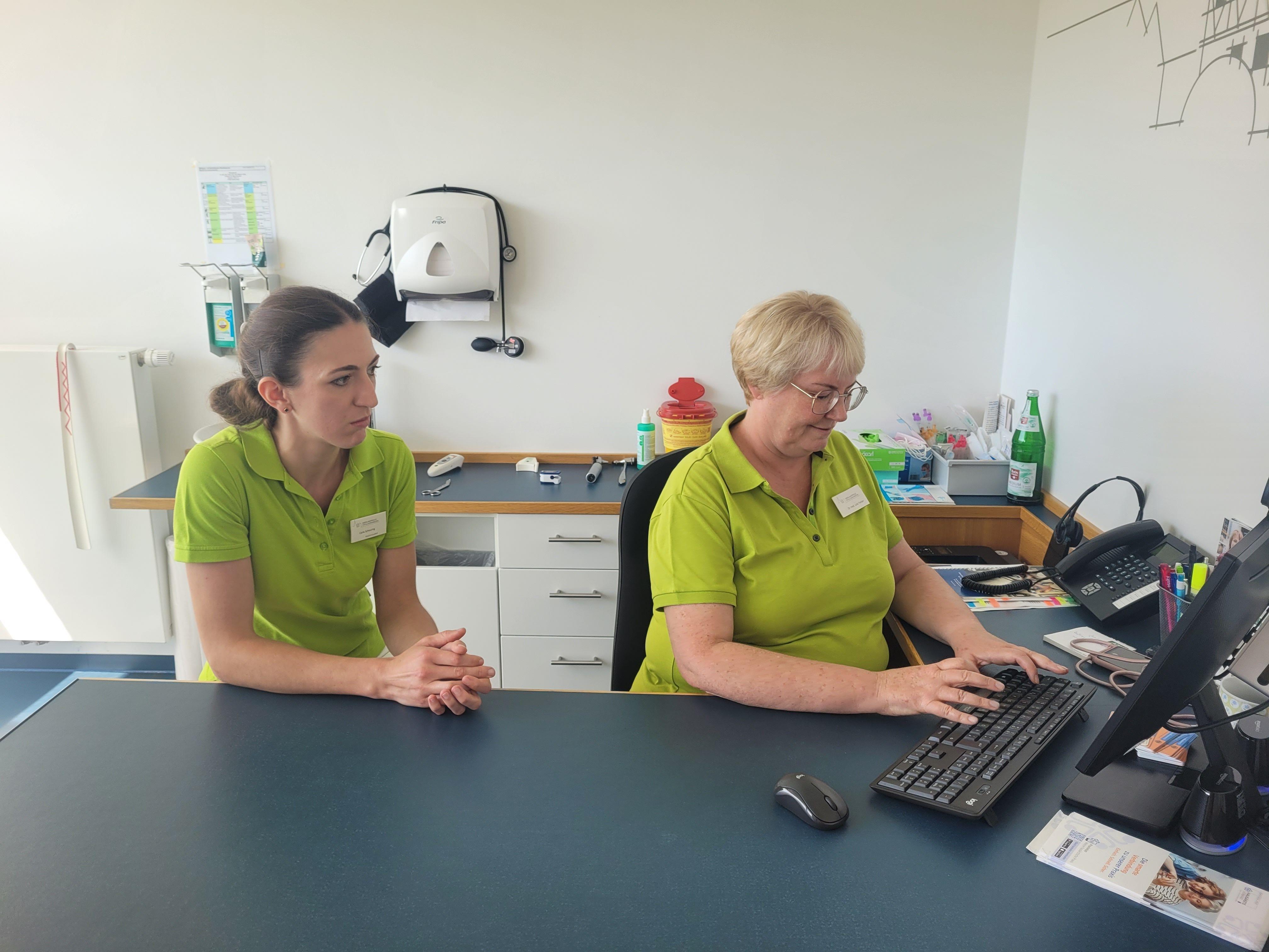 Dr. Julia Treiber (rechts) und Medizinstudentin Carla Scheuring besprechen einen Patientenfall. 