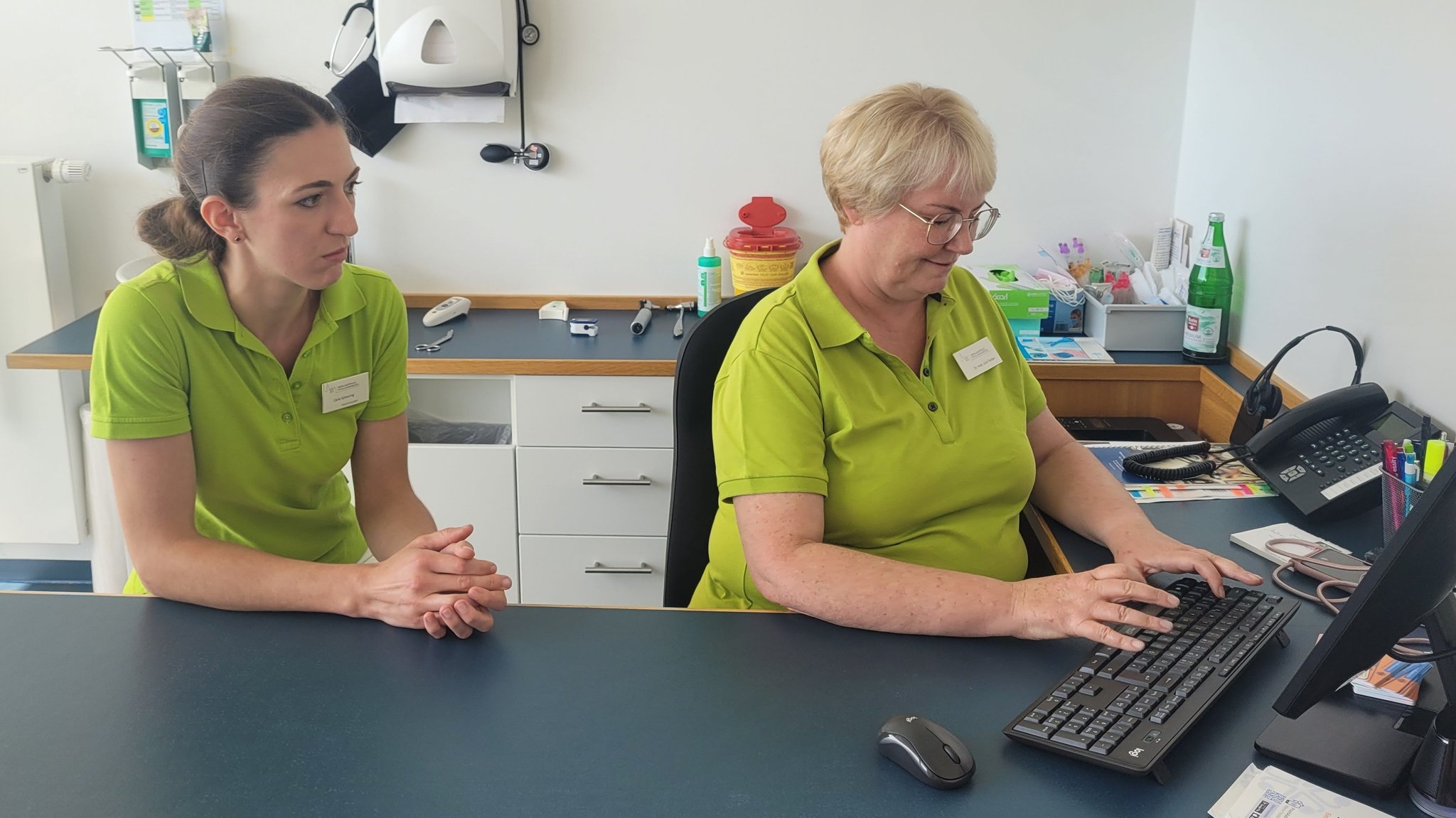 Dr. Julia Treiber (rechts) und Medizinstudentin Carla Scheuring besprechen einen Patientenfall. 