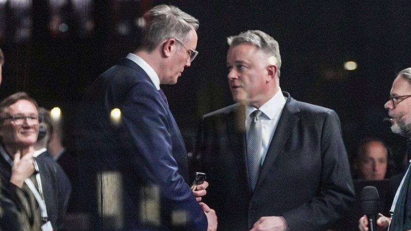 Rheinland-Pfalz, Mainz: Die beiden Spitzenkandidaten Alexander Schweitzer (SPD, l) und Gordon Schnieder (CDU) nach der Wahl. | Bild: dpa-Bildfunk/Andreas Arnold Rheinland-Pfalz, Mainz: Die beiden Spitzenkandidaten Alexander Schweitzer (SPD, l) und Gordon Schnieder (CDU) nach der Wahl.