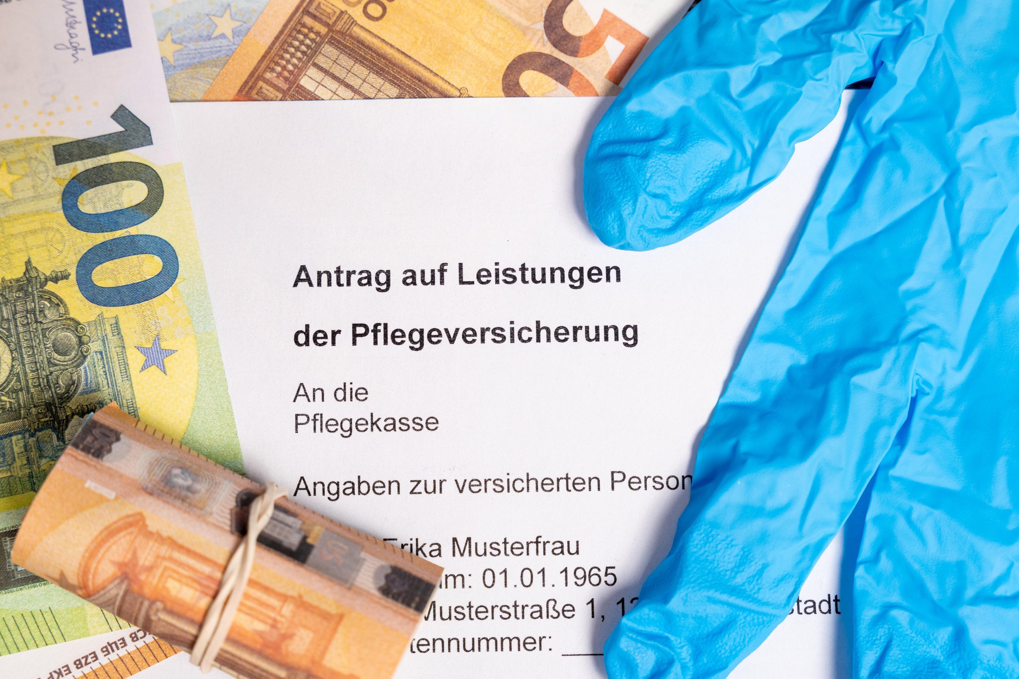 Pflegeantrag mit Geld | Bild: dpa Pflegeantrag mit Geld