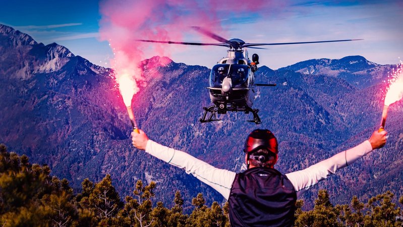 Mehrere Monate lang hat ein Team des BR die Bayerische Polizeihubschrauberstaffel begleitet. | Bild: Picture Alliance / Peter Kneffel | Peter Kneffel Mehrere Monate lang hat ein Team des BR die Bayerische Polizeihubschrauberstaffel begleitet.