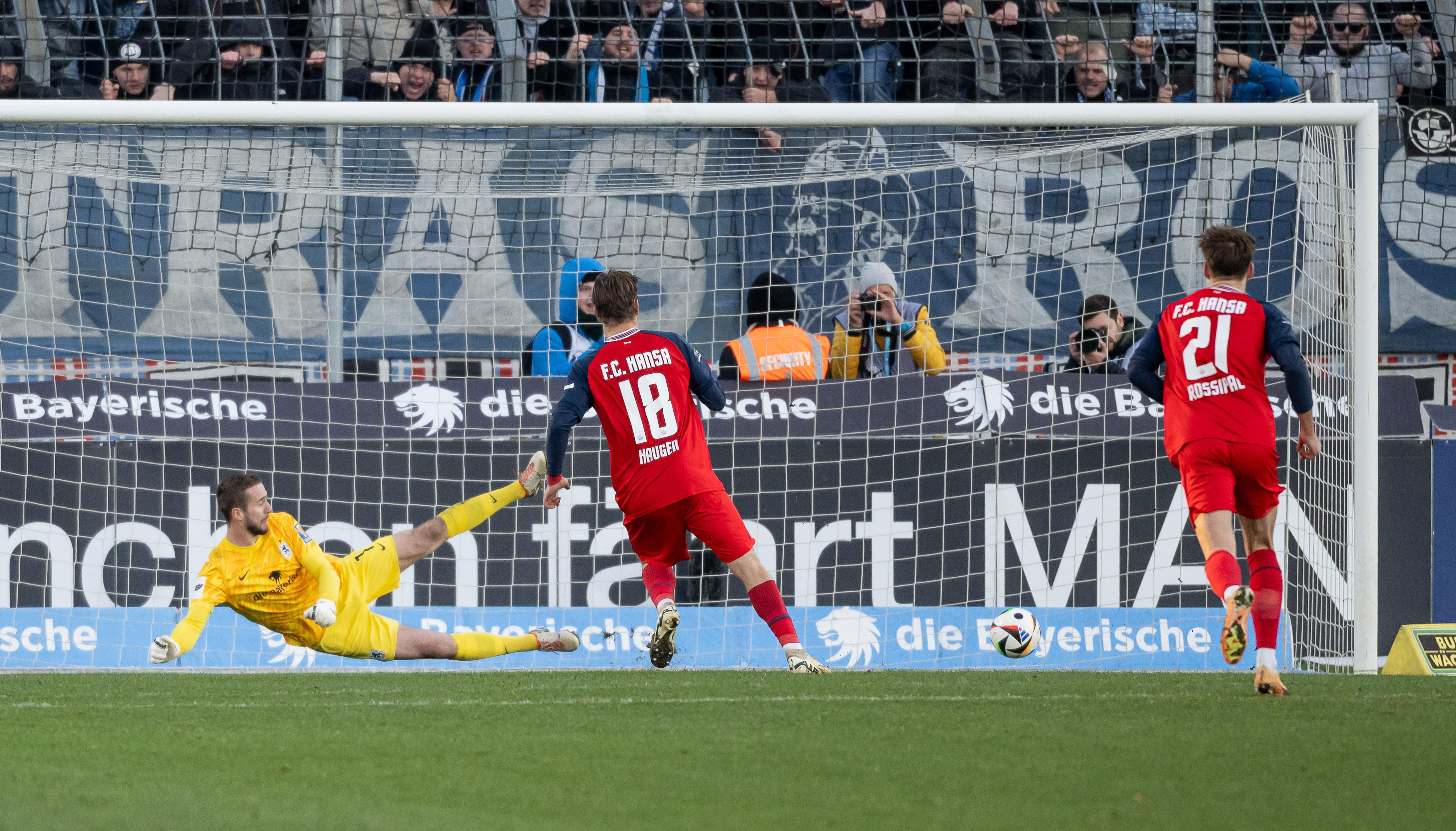 Der entscheidende Elfmeter im Spiel TSV 1860 München - Hansa Rostock