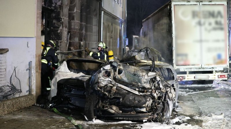 Ein Lkw hat in Fürth im Februar 2022 mehrere parkende Autos gerammt - einige fingen dabei Feuer.