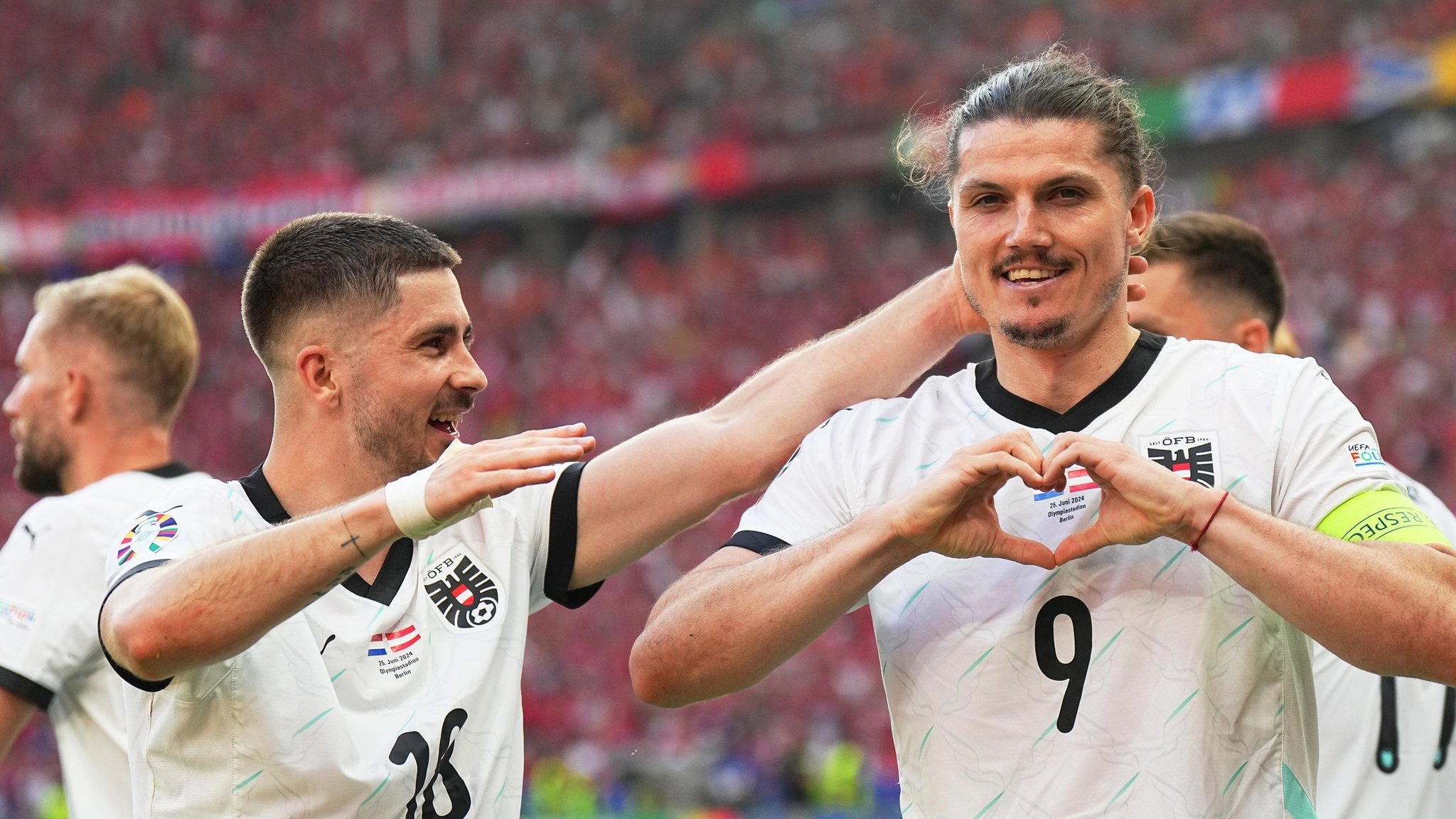 25.06.2024, Berlin: Fußball, UEFA Euro 2024, EM, Niederlande - Österreich, Vorrunde, Gruppe D, Spieltag 3, Olympiastadion Berlin, Österreichs Marcel Sabitzer (r) jubelt mit Teamkollege Romano Schmid über seinen Treffer zum 3:2. Foto: Michael Kappeler/dpa +++ dpa-Bildfunk +++