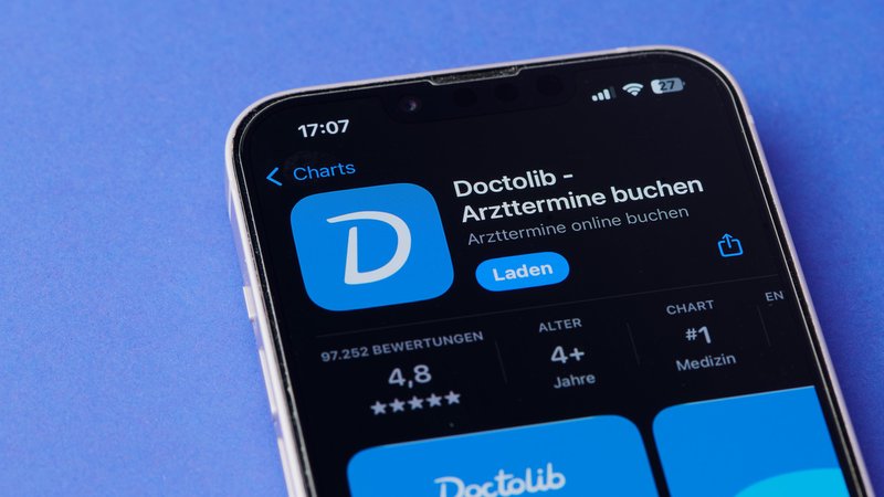 Symbol der Doctolib-App auf einem Smartphone-Bildschirm (Symbolbild) | Bild: pa/CHROMORANGE/Claudia Nass Symbol der Doctolib-App auf einem Smartphone-Bildschirm (Symbolbild)