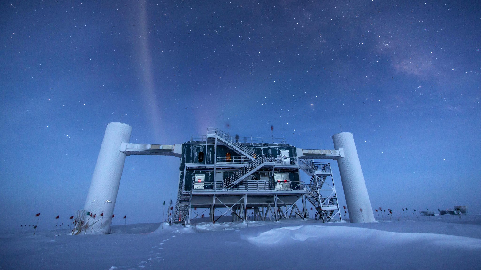 IceCube sucht im antarktischen Eis nach den Spuren kosmischer Neutrinos. Für seine entscheidenden Beiträge zum Neutrinoobservatorium und zur Entdeckung hochenergetischer Neutrinos erhält Francis Halzen den Physik-Nobelpreis 2026.