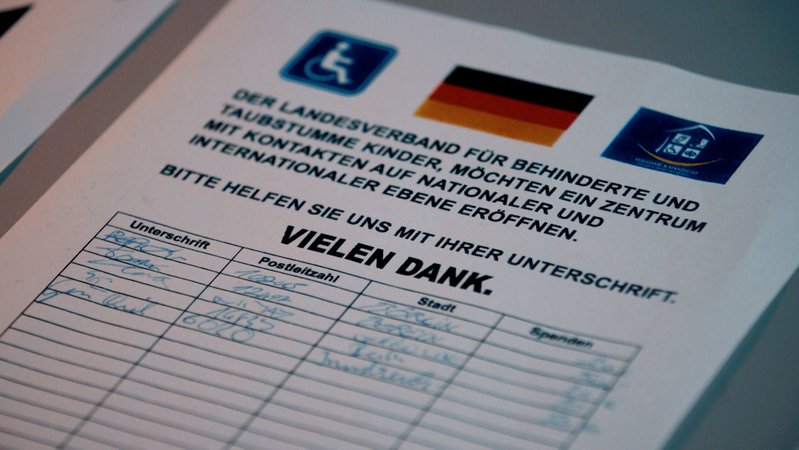 Foto einer Unterschriftenliste für den "Landesverband für Behinderte und Taubstumme Kinder" | Bild: Schuster / Thürmer / Bayerischer Rundfunk Foto einer Unterschriftenliste für den "Landesverband für Behinderte und Taubstumme Kinder"