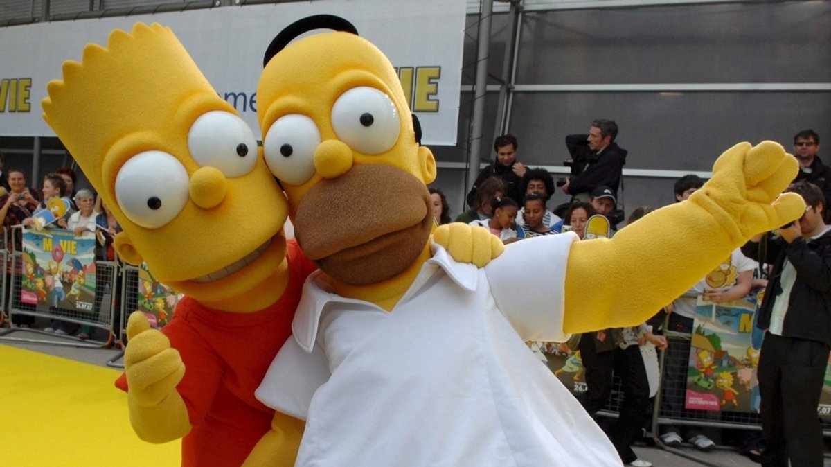 ARCHIV - 24.07.2007, Großbritannien, London: Als Homer und Bart Simpson verkleidete Schauspieler kommen in London zur Premiere des Films "Die Simpsons" (Foto vom 25.07.2007). Cartoonist und Autor Matt Groening wird am 15.2.2024 70 Jahre alt. 