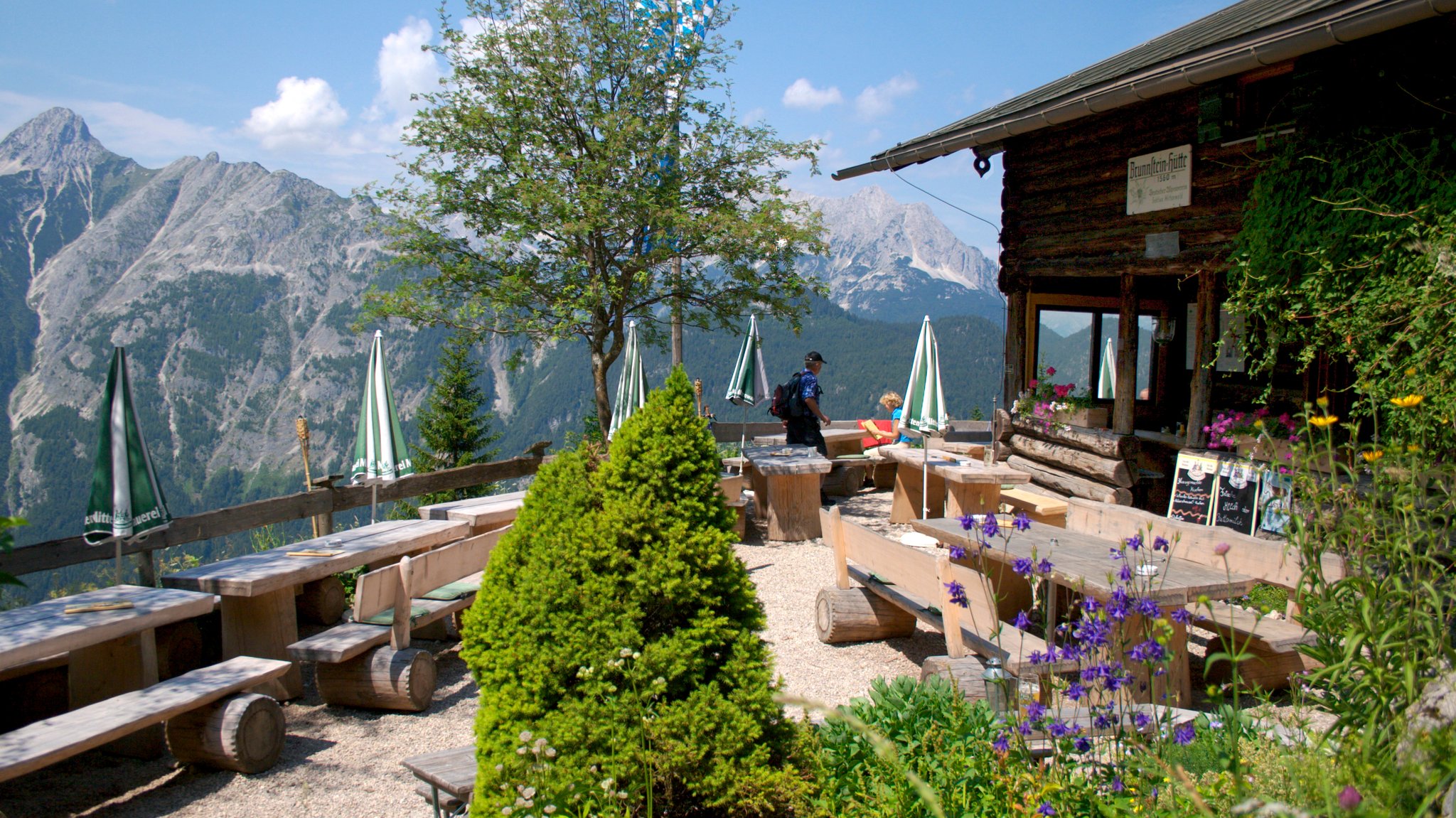 Das Brünnsteinhaus liegt auf 1.560 Meter Höhe im Karwendel und von seiner Terrasse hat man einen weiten Blick in die Berge. | Bild: DAV / Hans-Peter Gallenberger Das Brünnsteinhaus liegt auf 1.560 Meter Höhe im Karwendel und von seiner Terrasse hat man einen weiten Blick in die Berge.
