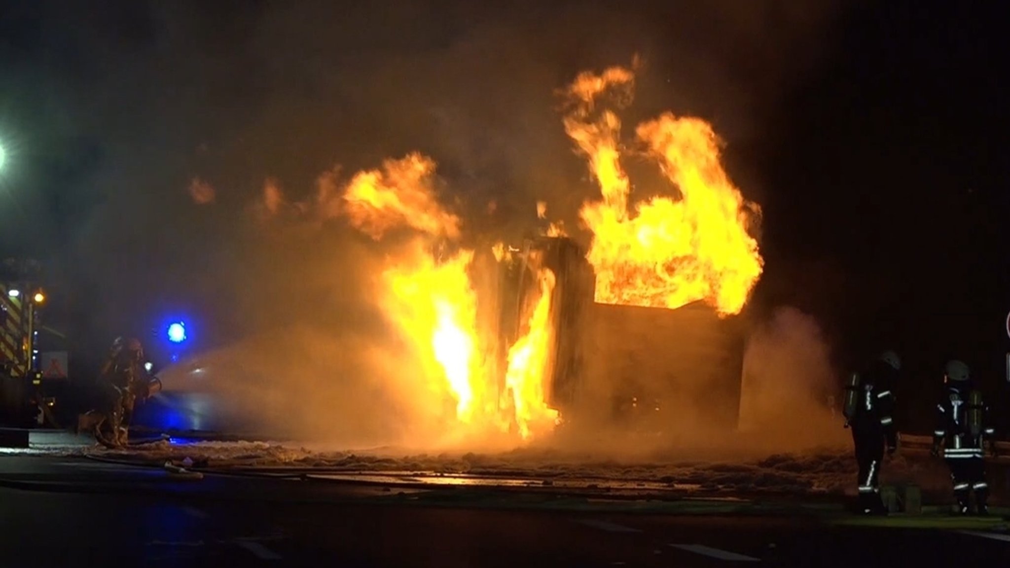 Die Feuerwehr versucht, einen Großbrand zu löschen (Symbolbild) 