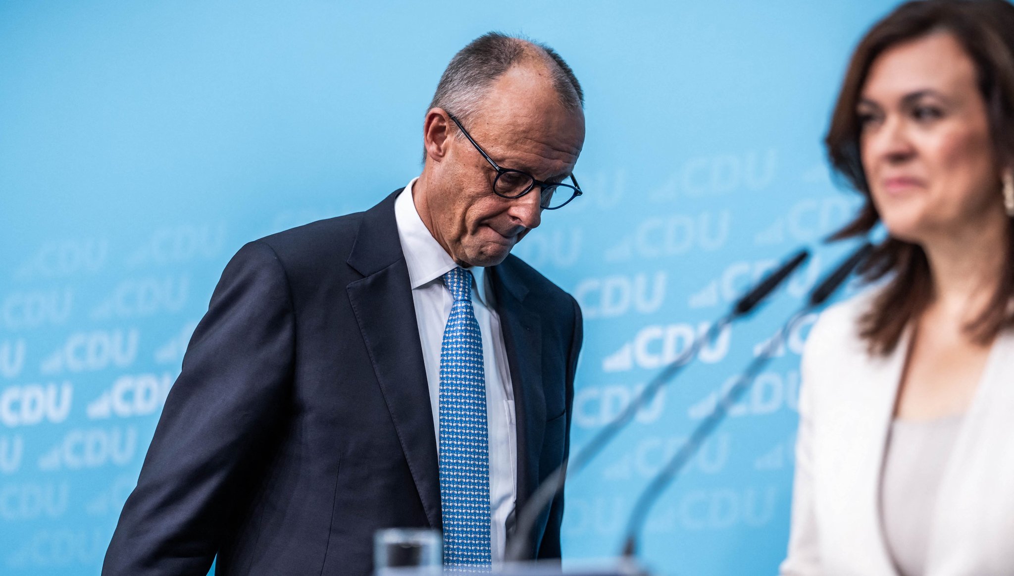 12.10.2026, Berlin: Bundeskanzler Friedrich Merz (CDU) geht neben Franziska Hoppermann, CDU Generalsekretärin, nach der Pressekonferenz nach dem CDU Bundesvorstand und der Sondersitzung des Parteipräsidiums mit Klausurtagung. Foto: Michael Kappeler/dpa +++ dpa-Bildfunk +++ | Bild: dpa-Bildfunk/Michael Kappeler 12.10.2026, Berlin: Bundeskanzler Friedrich Merz (CDU) geht neben Franziska Hoppermann, CDU Generalsekretärin, nach der Pressekonferenz nach dem CDU Bundesvorstand und der Sondersitzung des Parteipräsidiums mit Klausurtagung. Foto: Michael Kappeler/dpa +++ dpa-Bildfunk +++