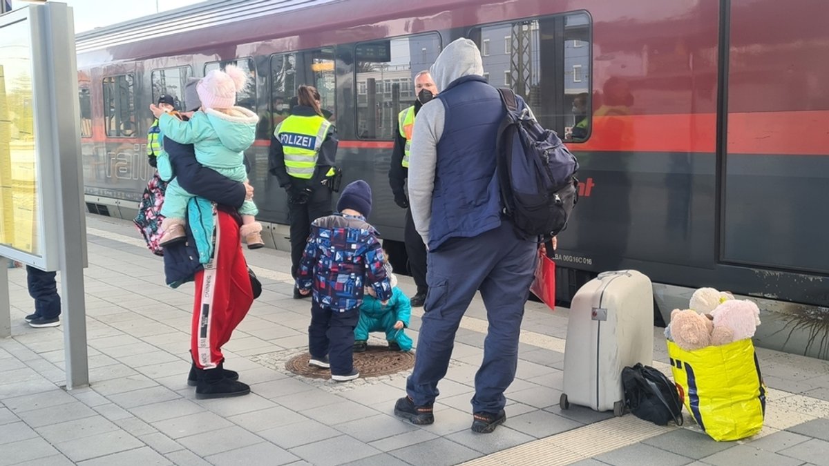 Archivbild: Ein Zug mit Flüchtlingen aus der Ukraine trifft am 5.3.22 in Rosenheim ein.