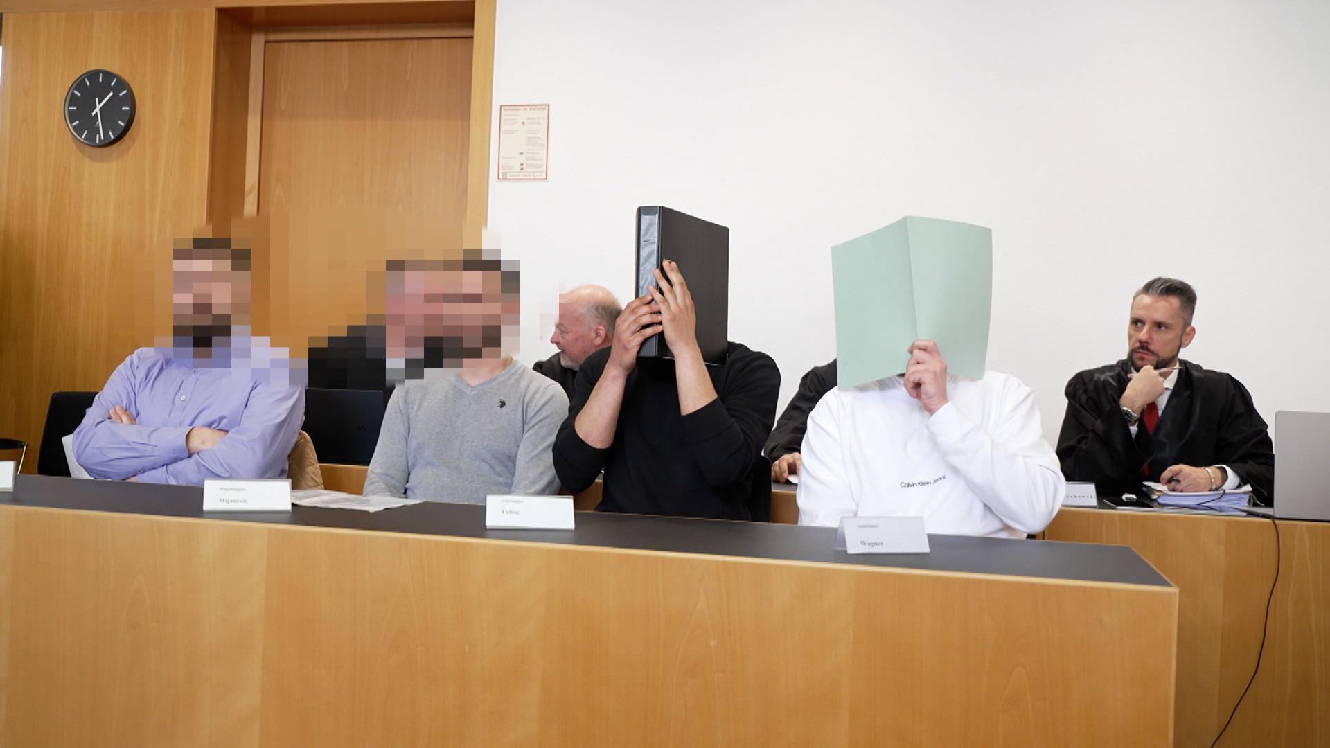 Die vier Angeklagten im Gerichtssaal