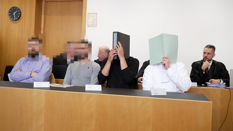 Die vier Angeklagten im Gerichtssaal