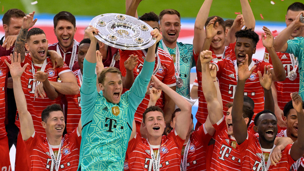 FC-Bayern-Team mit Meisterschale