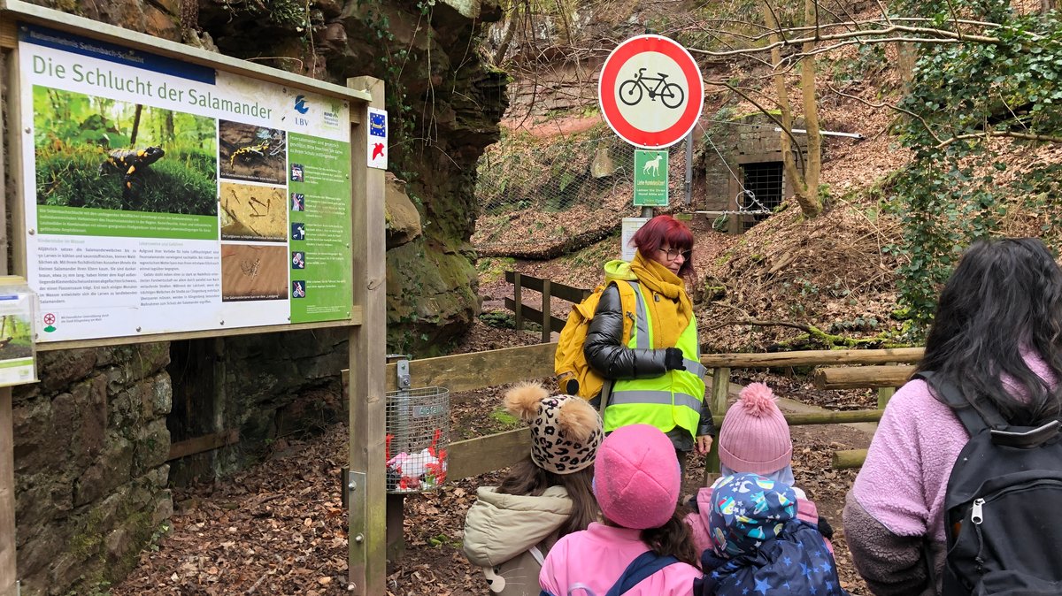 Kinder an der Schlucht der Salamander