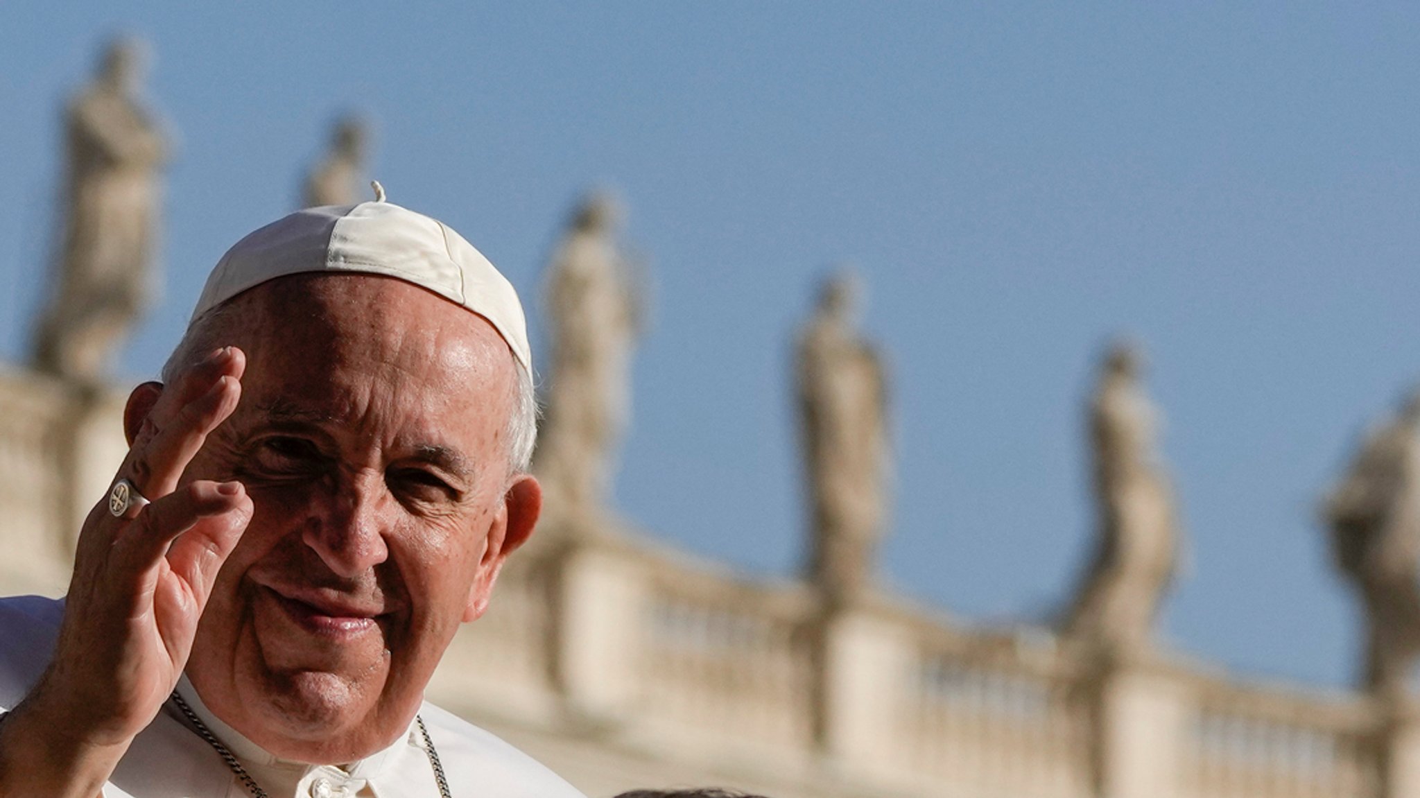 Papst Franziskus segnet Gläubige und Pilger während seiner wöchentlichen Generalaudienz auf dem Petersplatz im Vatikan (Archivbild).