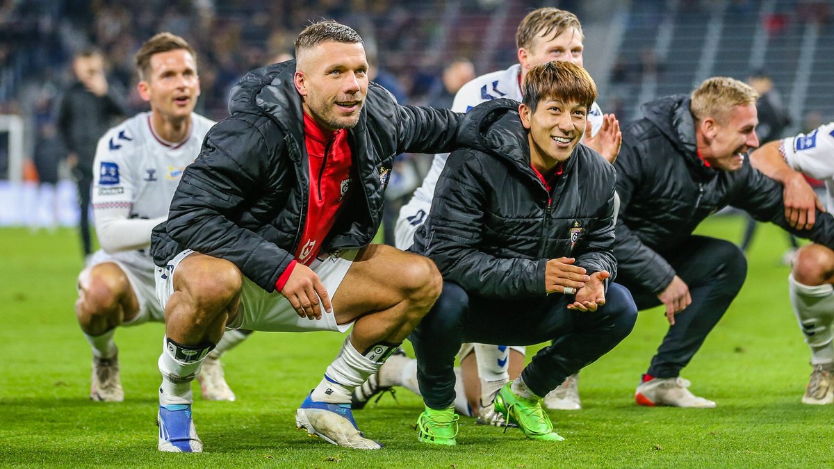 Lukas Podolski mit Kanji Okunuki