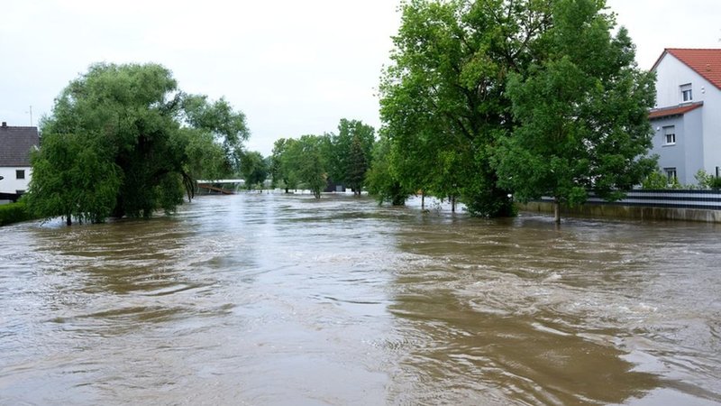 Die Paar hat braunes Hochwasser. Sie fließt durch den Ortskern von Reichertshofen. | Bild: dpa-Bildfunk/ Sven Hoppe Die Paar hat braunes Hochwasser. Sie fließt durch den Ortskern von Reichertshofen.