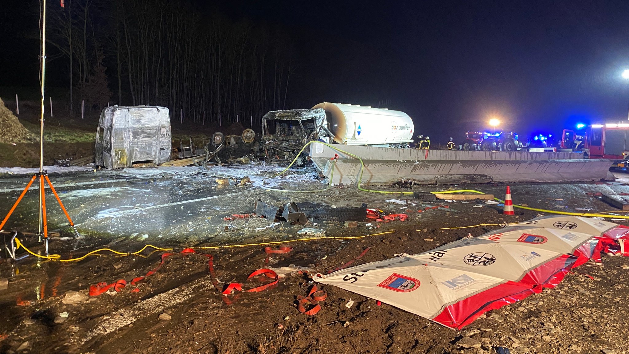 Bei einem schweren Verkehrsunfall auf der A3 bei Geiselwind ist am Freitagmorgen ein Lkw-Fahrer ums Leben gekommen. 