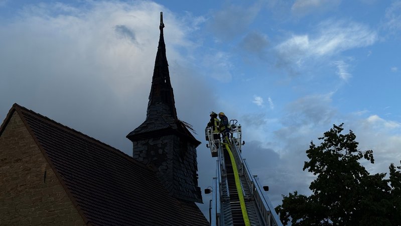 Blitzeinschlag beschädigt Nikolauskapelle – Kirchturm einsturzgefährdet | Bild: NEWS5 / Pascal Höfig Blitzeinschlag beschädigt Nikolauskapelle – Kirchturm einsturzgefährdet